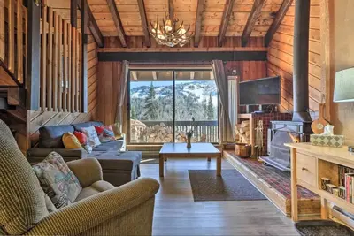 Image de Chalet Village! 4 bed/3 ba, 2 Fireplaces/Walk to ski/Private Sauna, Washer/Dryer