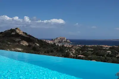 Image de Villa de luxe avec piscine à débordement vue exceptionnelle sur la baie de Calvi