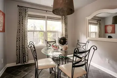Image de Charleston Charm - Quaint 2 Bedroom Townhouse