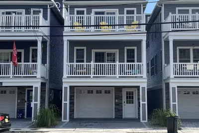 Image de Luxury Multi Floor Single Family with Roof Deck & Hot Tub 4/5 Bedrooms 3. 5 Baths