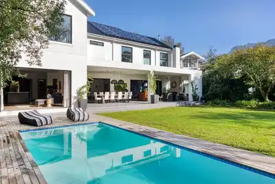 Image de Stunning 5 bedroom Constantia family home