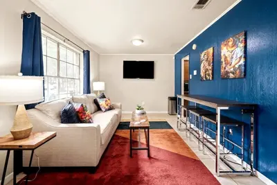 Image de Near Zoo\/Museum | 55\" Tv | King 🛏| W\/D|Free🅿️| Pet✅