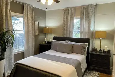 Image de 1890 Luxury Townhouse Two Blocks From Ferry
