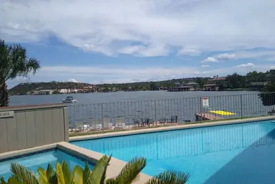 Image de Luxury condo, Discounted Rates…steps to Lake, sleeps 10, near Yacht Club!