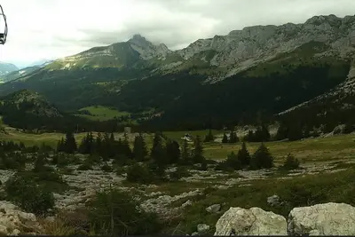Image de Au pied des pistes et randonnées. Très belle vue sur la montagne et la vallée.