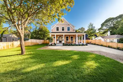 Image de New 4-bedroom House with Swimming Pool–Just a 10-minute Walk to Town