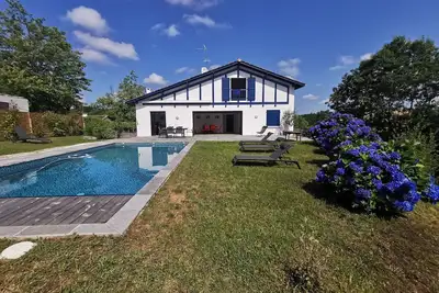 Image de Villa 8 couchages avec piscine proche Biarritz. Idéal vacances familiales \/ amis