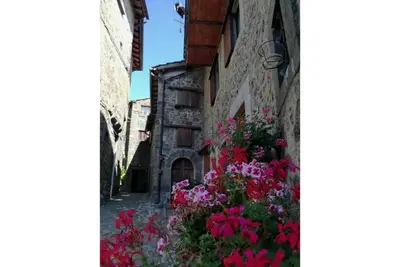 Image de Between Lucca and Florence in a medieval castle in Tuscany