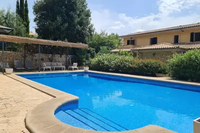 Image de Large villa with pool and jacuzzi in a residential area