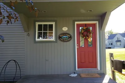 Image de Family oriented community in country setting. . . 10 minute walk to town center.