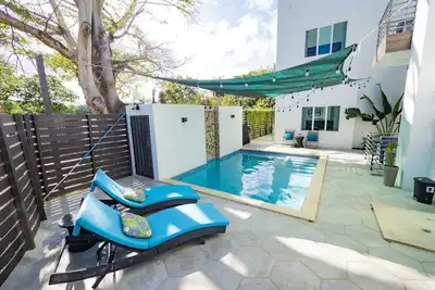 Image de Stylish Condo Just Steps from the Beach