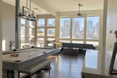 Image de Million $$$ views - Spacious & Centrally Located