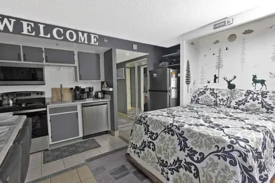 Image de Sc 2211: Comfy studio w/courtyard views ready for your summer stay! With pool!