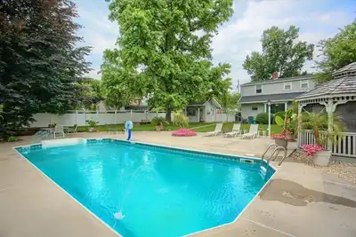 Image de In-Ground Pool, Large Private Fenced Yard, Dining Gazebo, Outdoor Kitchen\/Bath