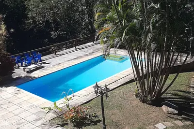 Linda e Aconchegante Casa com 6 Quartos em Meio à Natureza