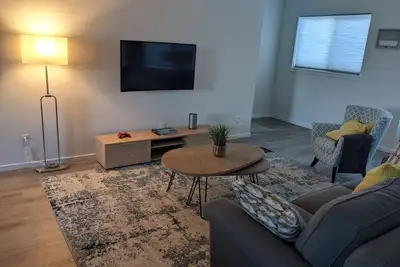 Image de Brand new Contemporary Townhome, 5-mins. from St. Michael's Hospital