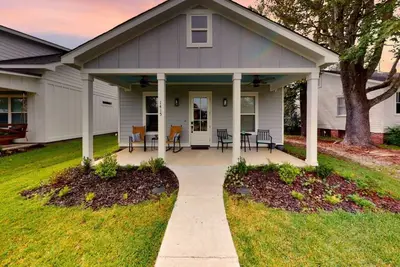 Image de Sea Breeze Cottage • Sleeps 8 • Steps to the Beach • Full of Coastal Charm!