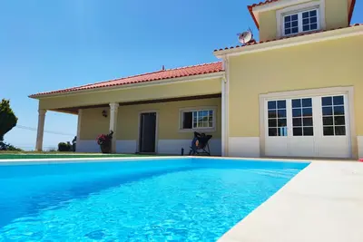 Image de Villa ensoleillée avec piscine et jardin à 5mn de Baleal