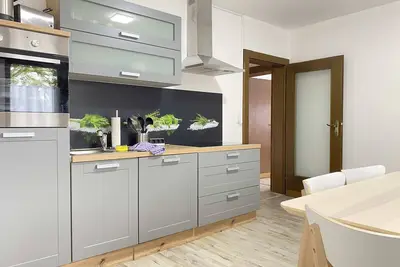 Image de Comfortable workers home with porch (Sad201)