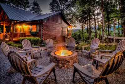 Image de Poppy's Place - Mountain View | Hot Tub | Fire Pit | Shuffleboard | Ping Pong