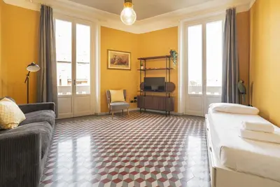 Zara & Island Apt! 100m from the Istria M5 stop!