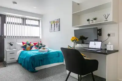 Image de Stylish Studio Flat Steps Away from Train Station and University