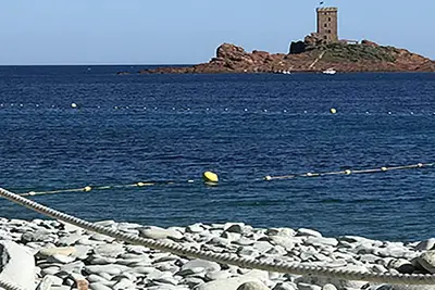 Image de Villa 8 Personnes sur la Plage, Face à L’Ile d’or\nPieds dans l’eau. Unique