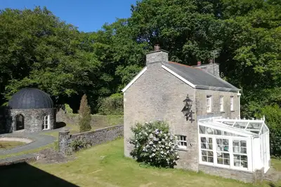 Image de Yr Hen Ysgol - historic cottage in grounds of manor house