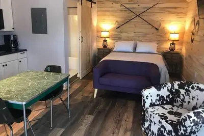 Image de The Red Station by Glacier - Cabin #8 with Ac and laundry