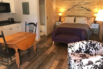 Image de The Red Station by Glacier - Cabin #9 with Ac and laundry