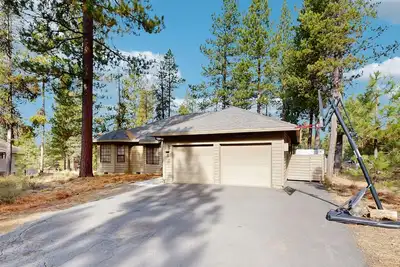 Image de Dog-Friendly Home w/Deck, Gas Grill, Private Hot Tub, Free WiFi, & Shared Pools
