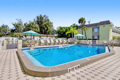 Image de Quiet condo with a heated pool & central Ac - short walk to the beach