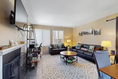 Image de Dog-friendly, ski-in/ski-out Condo with deck