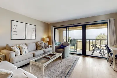 Image de Dreamy Beach Gem W/ Shared Pool, Private Balcony, Water Views & Fast WiFi