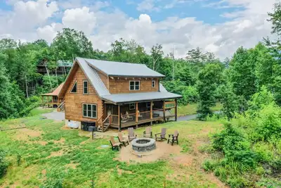 Image de Cozy Cabin, Great Location, Close to downtown, Private Hot Tub.