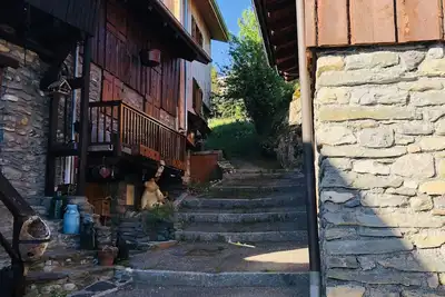 Image de Typique maison de village en pierres sur deux niveaux