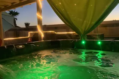 Image de Kids Love Me! Neon 5 Waterfall Heated Pool, Hot Tub, Putting Greens & Fire Pit