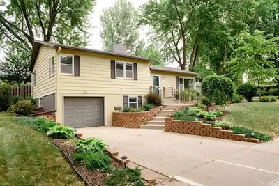 Image de Centrally located, spacious, updated home with room to Entertain!
