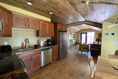 Image de Luxury Apt, 5 Mins From Track/Skidmore/Downtown