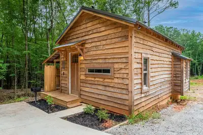 Image de Tiny House with Fireplace, Tub & Shower Near Milledgeville Colleges