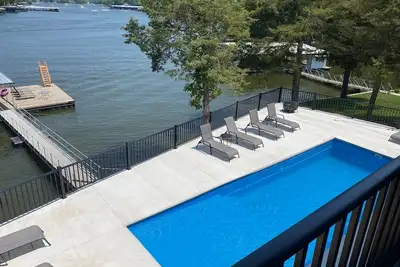 Image de 7 bedroom 5 bath waterfront home with private pool, pickleball court