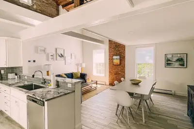 Image de Luxury Apt, 5 Mins From Track/Skidmore/Downtown