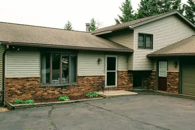 Image de Spacious family home with quick & easy access to outdoor trails.