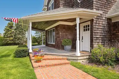 Image de Stunning Farmhouse W\/ Solar Heated Pool in North Fork, Farmstands, winery& beach