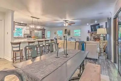 Image de Beautiful Connestee Falls Home w/ Porch in Brevard