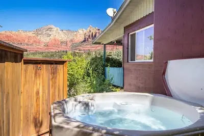 Image de Uptown Desert Retreat with Hot Tub