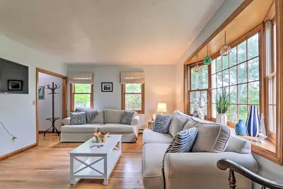 Image de Walk to Beach & Main Street: Hyannis Cottage
