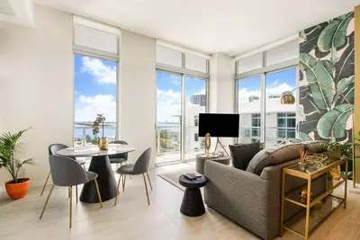 Image de 1br Penthouse w. bay views in Miami Design District