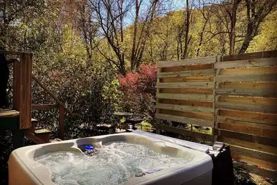 Image de Beautiful LogCabin w/ Hot Tub, Gameroom & Firepit, 1 mi to Downtown