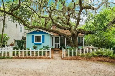 Image de Magical East Beach cottage! Widest part of Ssi Beach! Great back yard!